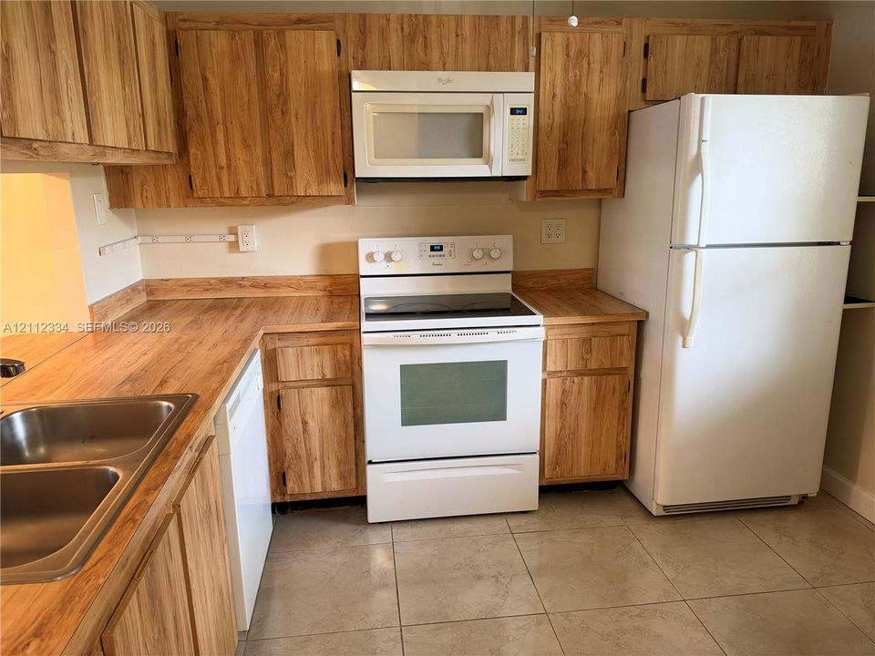 For Rent: $2,075 (2 beds, 2 baths, 979 Square Feet)