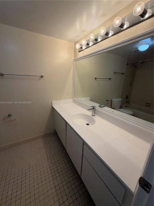 For Rent: $2,075 (2 beds, 2 baths, 979 Square Feet)