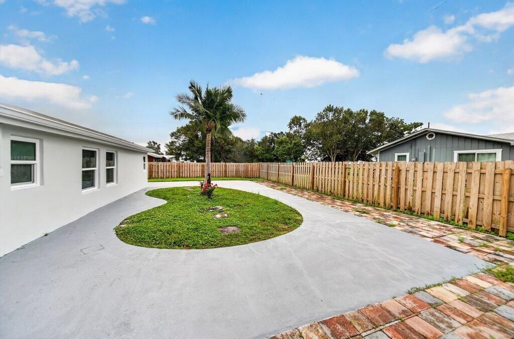 976-SW-37th-St-11-bedroom-3