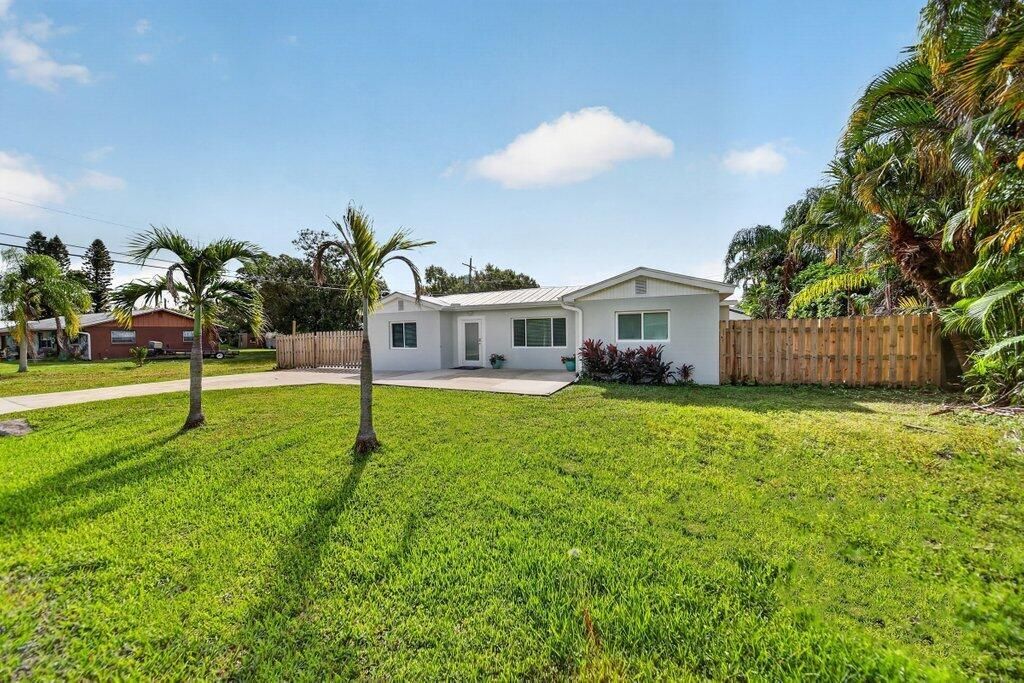 976-SW-37th-St-01-exterior-front