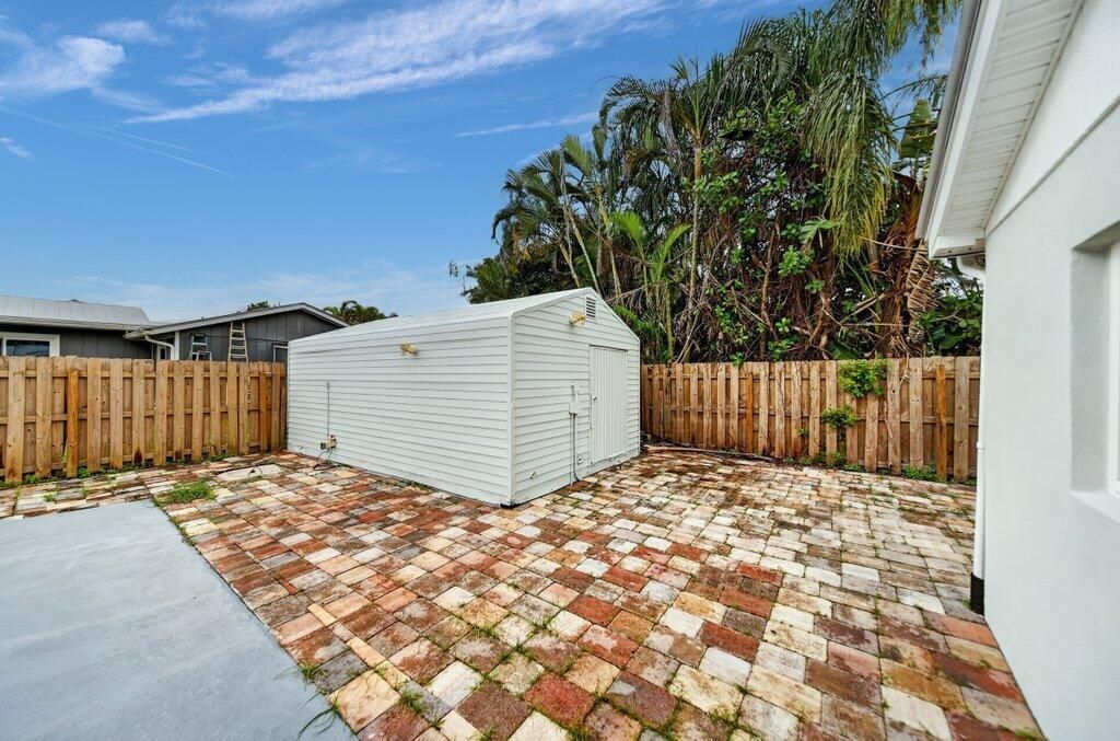 976-SW-37th-St-10-bedroom-2