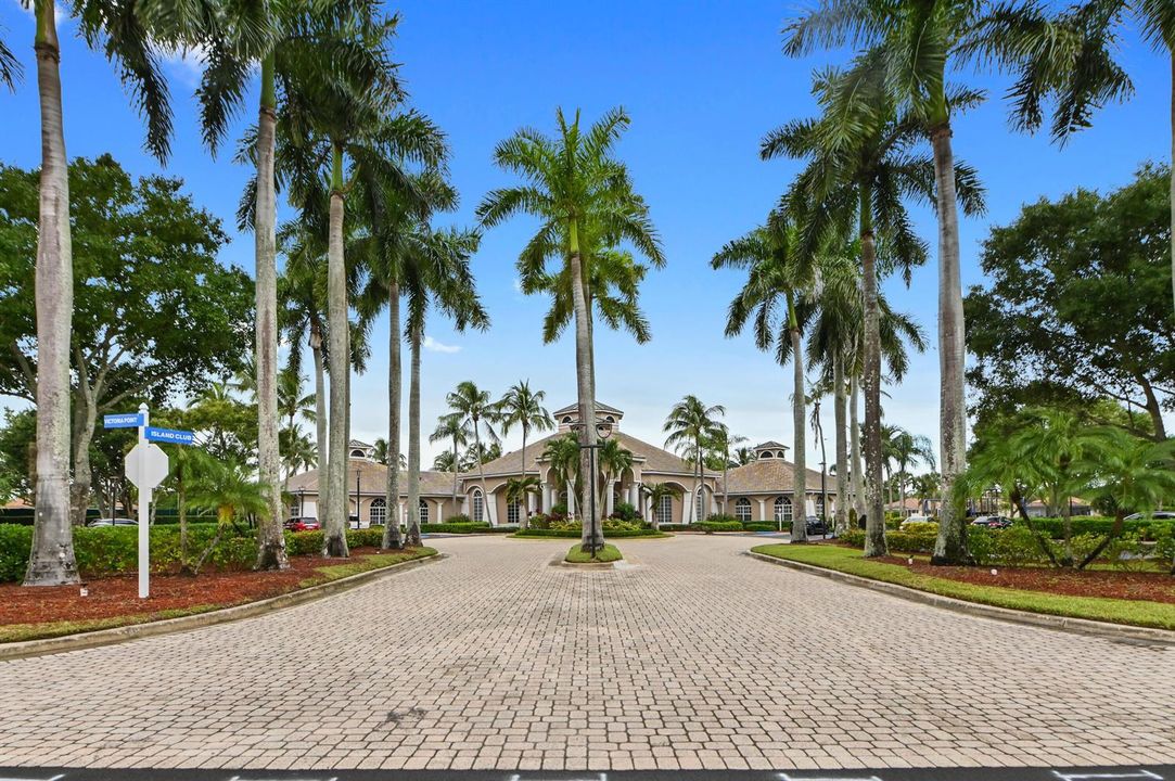 35 clubhouse 01