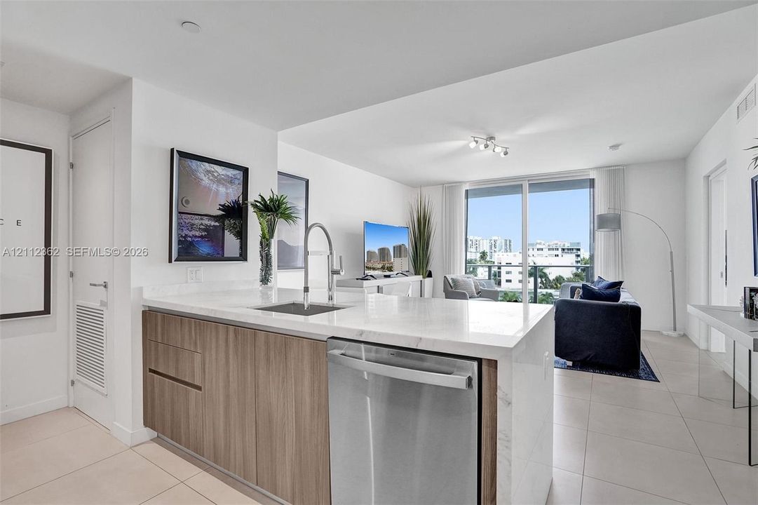 En Venta: $698,500 (1 camas, 1 baños, 826 Pies cuadrados)