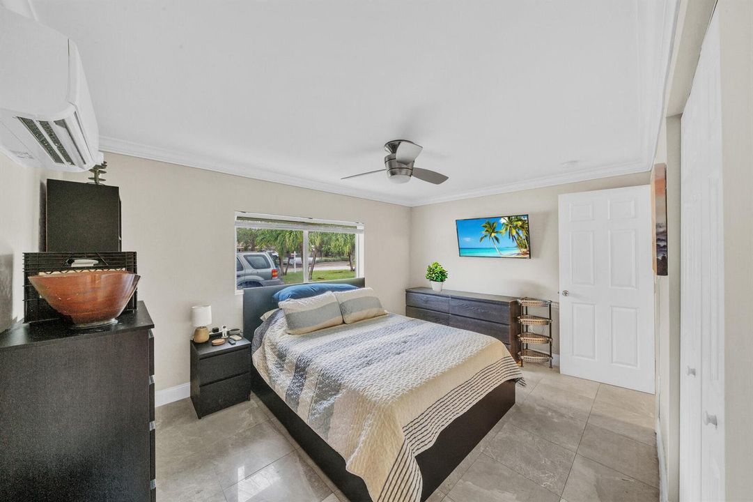 10 Primary Bedroom (4)