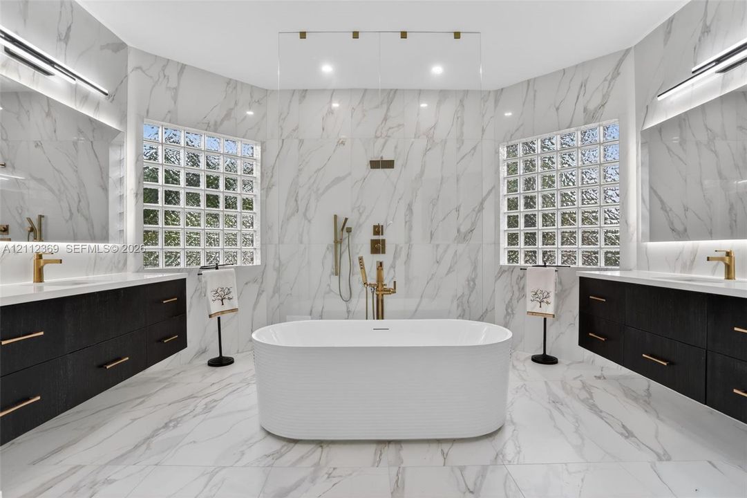 En Venta: $939,000 (5 camas, 3 baños, 3235 Pies cuadrados)