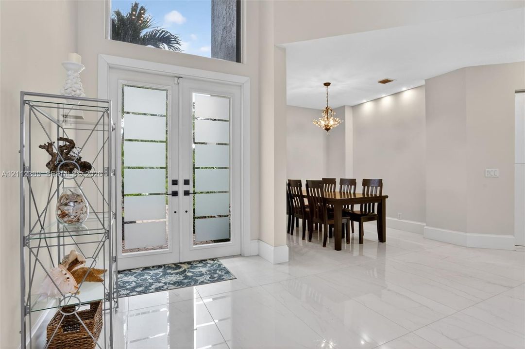 En Venta: $939,000 (5 camas, 3 baños, 3235 Pies cuadrados)