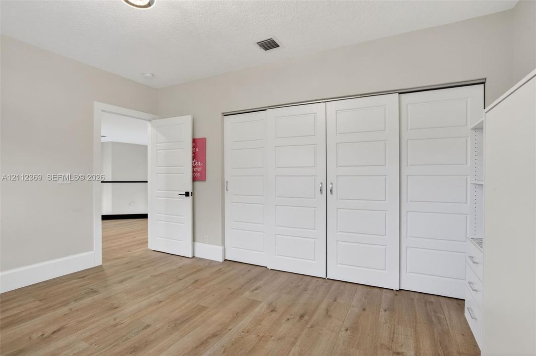 En Venta: $939,000 (5 camas, 3 baños, 3235 Pies cuadrados)