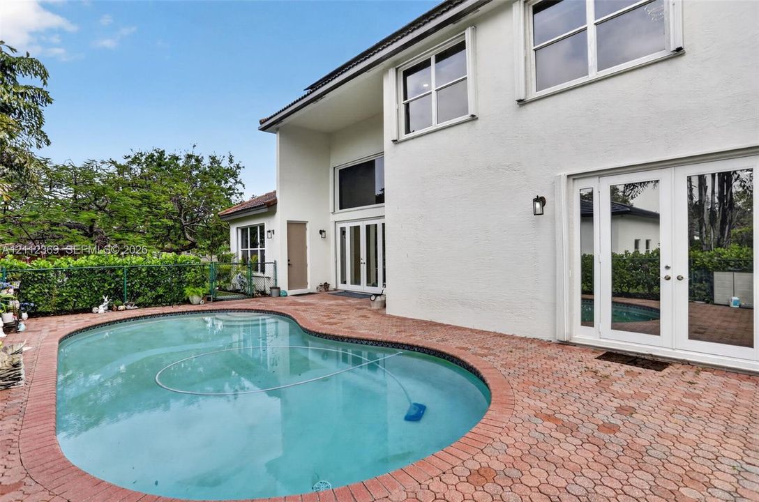 En Venta: $939,000 (5 camas, 3 baños, 3235 Pies cuadrados)