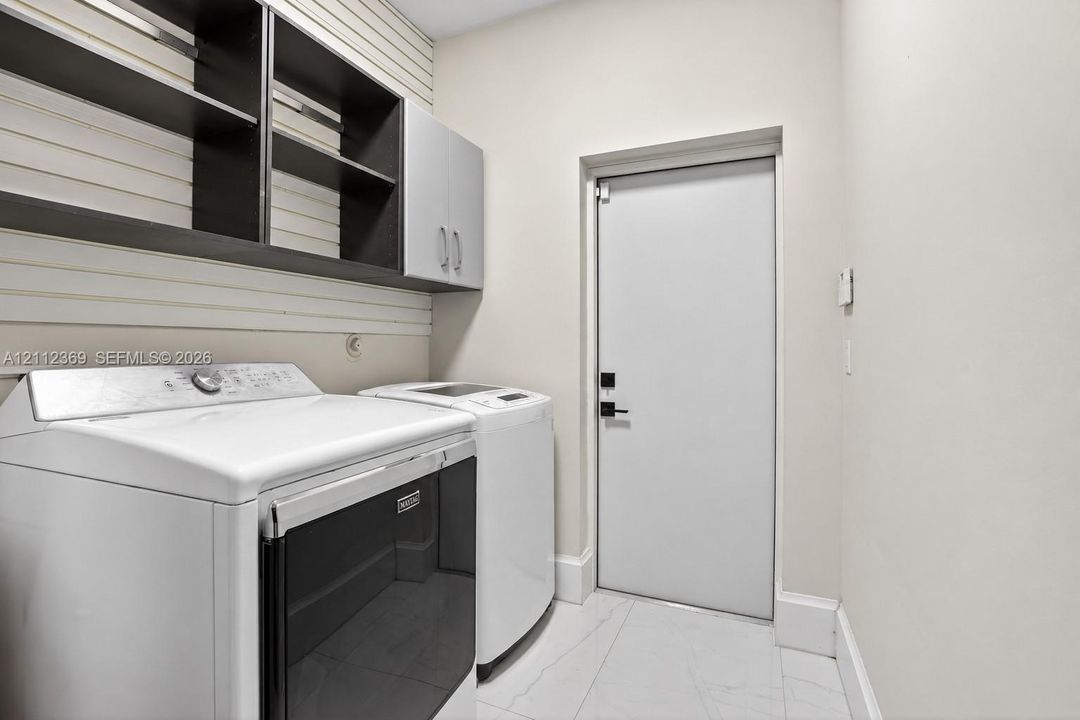 En Venta: $939,000 (5 camas, 3 baños, 3235 Pies cuadrados)