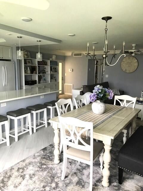 Dining area and Breakfast Bar