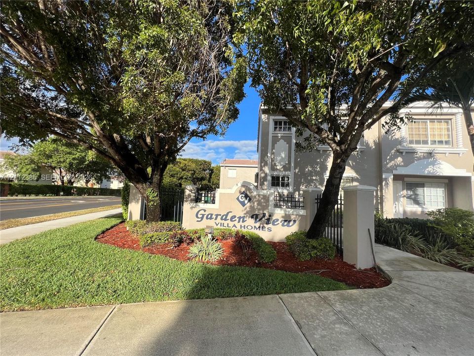 For Rent: $2,700 (3 beds, 2 baths, 1018 Square Feet)