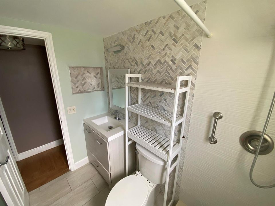 Hall Full Bath 3