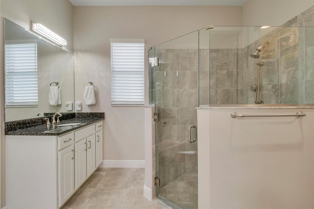 Ensuite w/ Tiled Shower