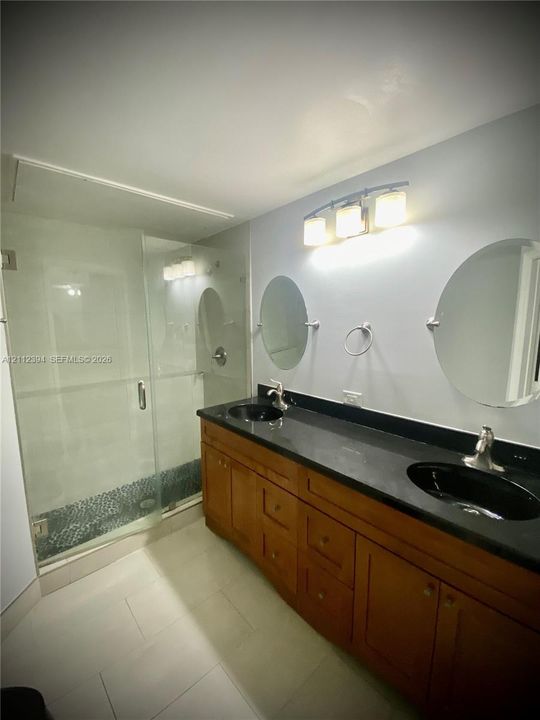 For Rent: $2,400 (2 beds, 2 baths, 1034 Square Feet)