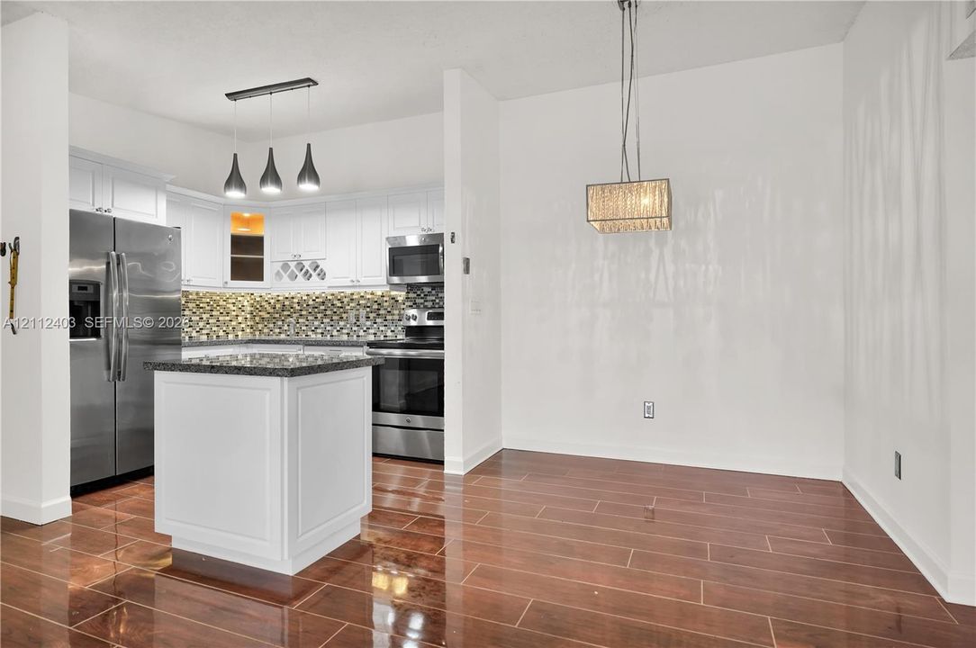 For Sale: $210,000 (2 beds, 1 baths, 870 Square Feet)