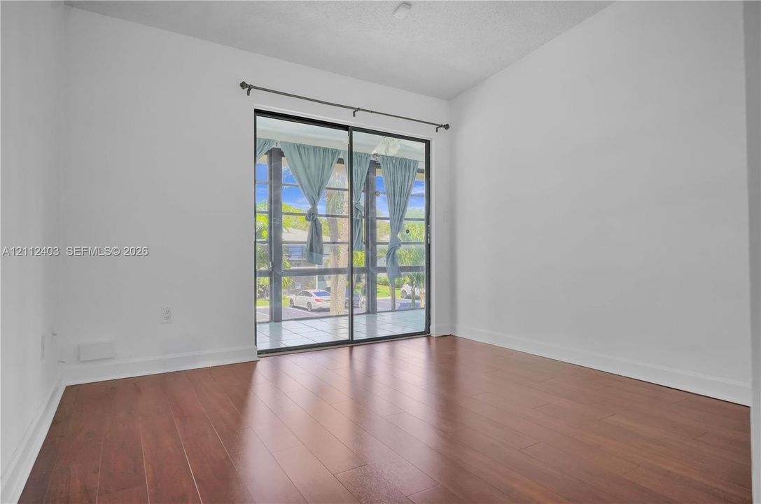 For Sale: $210,000 (2 beds, 1 baths, 870 Square Feet)