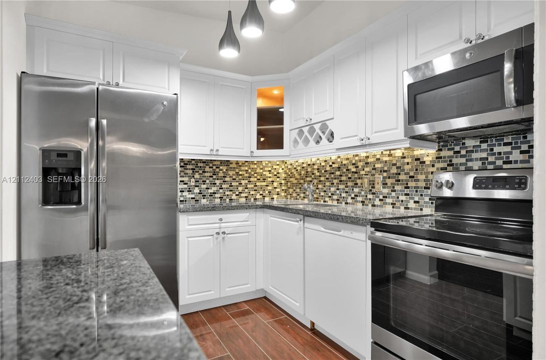 For Sale: $210,000 (2 beds, 1 baths, 870 Square Feet)