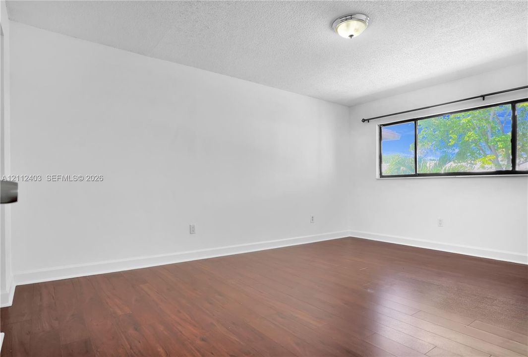 For Sale: $210,000 (2 beds, 1 baths, 870 Square Feet)