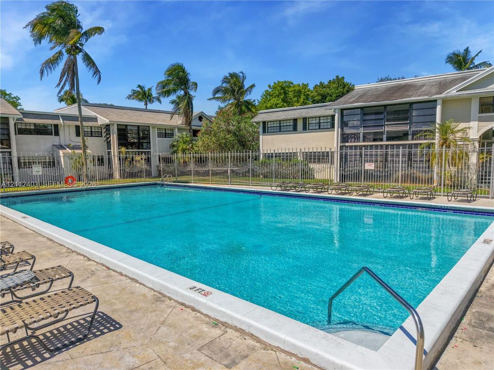 For Sale: $210,000 (2 beds, 1 baths, 870 Square Feet)