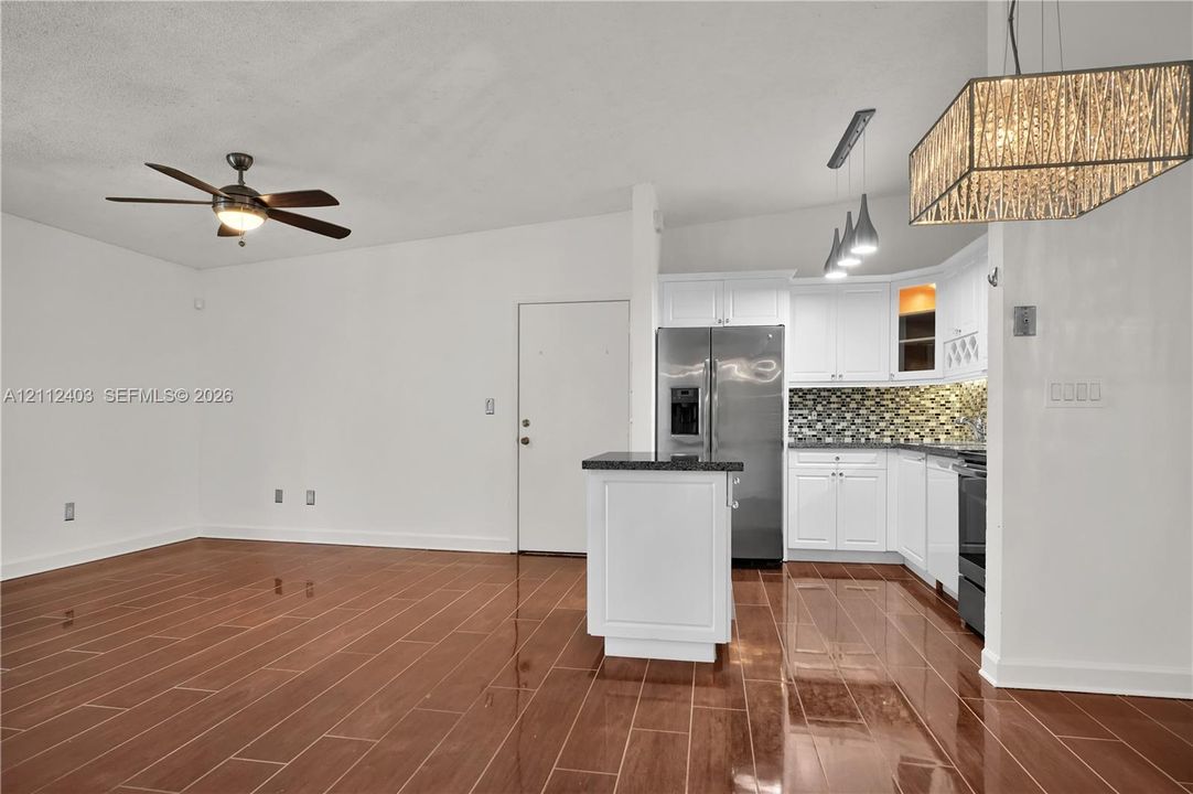 For Sale: $210,000 (2 beds, 1 baths, 870 Square Feet)