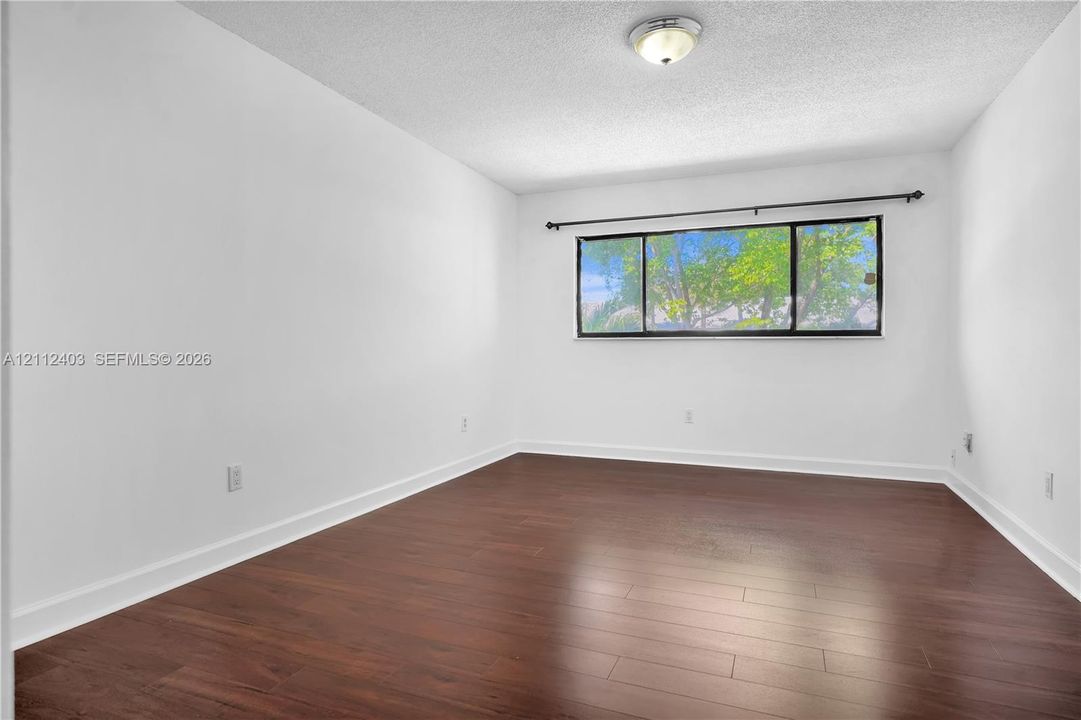 For Sale: $210,000 (2 beds, 1 baths, 870 Square Feet)