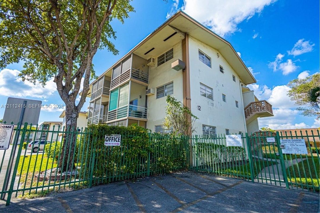 For Sale: $75,000 (1 beds, 1 baths, 883 Square Feet)