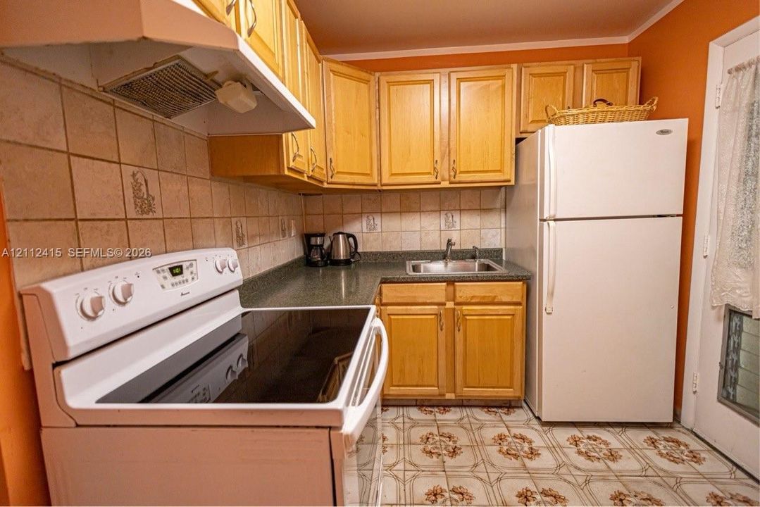 For Sale: $75,000 (1 beds, 1 baths, 883 Square Feet)