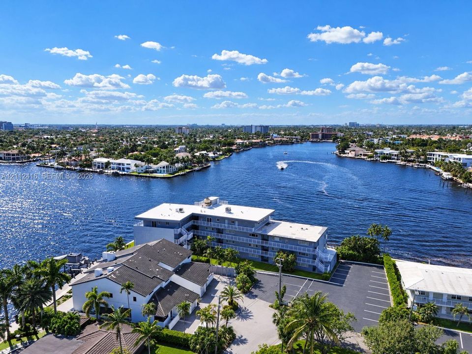 Exceptional location on the cross section of Lake Santa Barbara and the Intracoastal Waterway