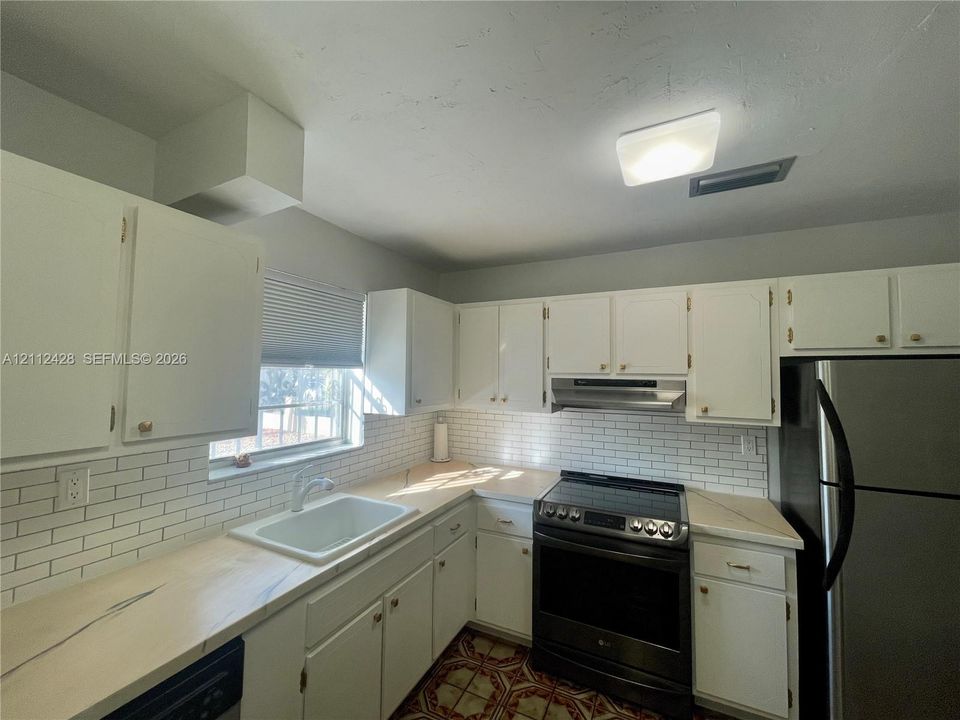 For Rent: $3,400 (3 beds, 2 baths, 1352 Square Feet)