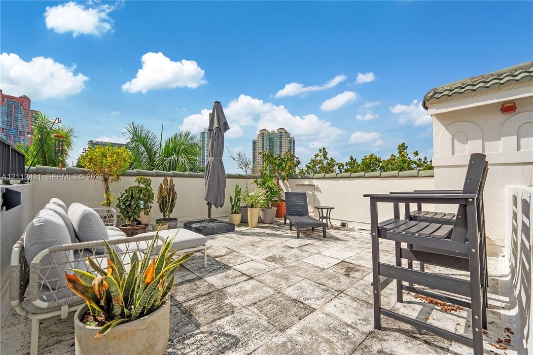 For Rent: $6,900 (2 beds, 2 baths, 1150 Square Feet)