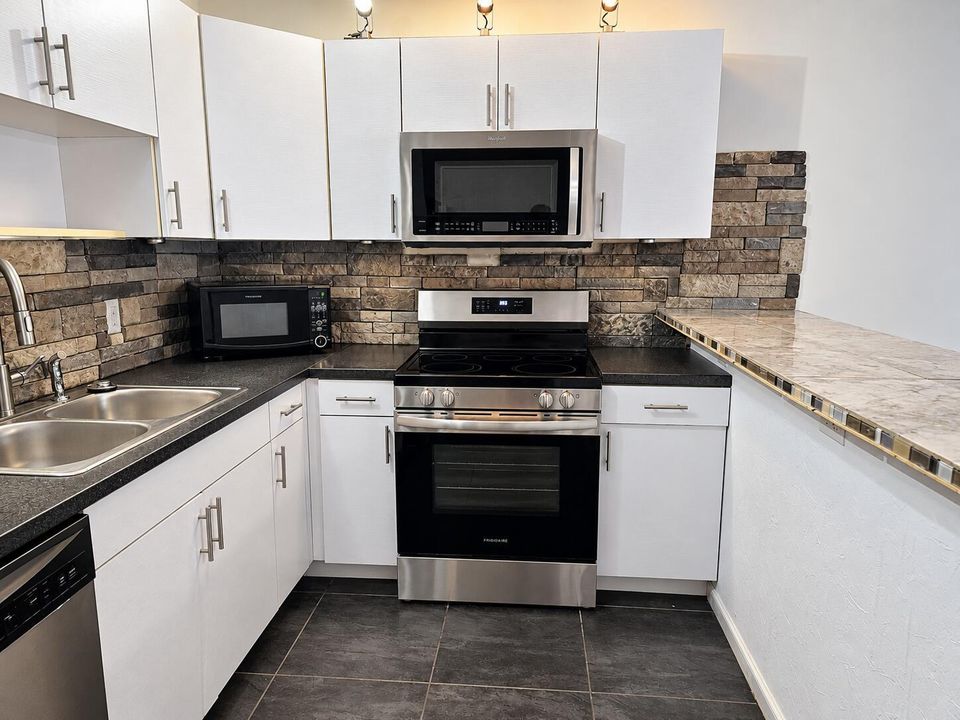 Modern Stone-Backsplash Kitchen