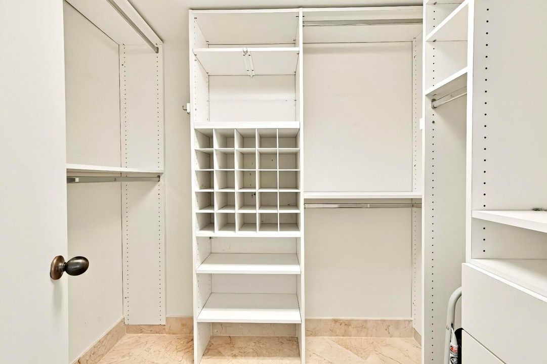 GUEST SUITE WALK-IN