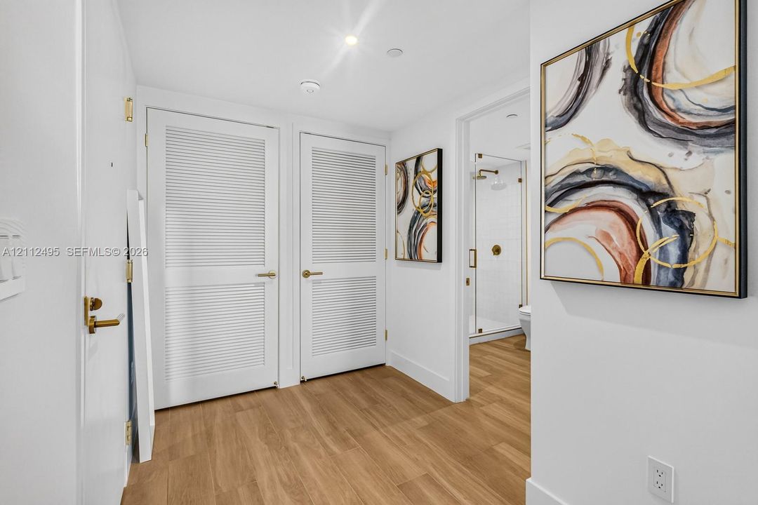 For Sale: $550,000 (1 beds, 1 baths, 461 Square Feet)