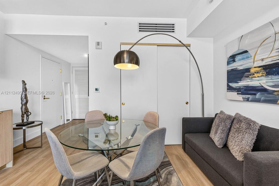 For Sale: $550,000 (1 beds, 1 baths, 461 Square Feet)