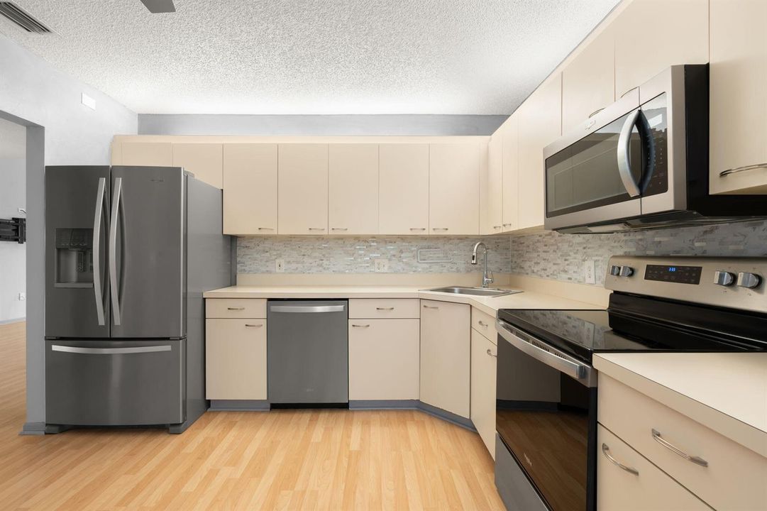 VERY LARGE EAT-IN KITCHEN