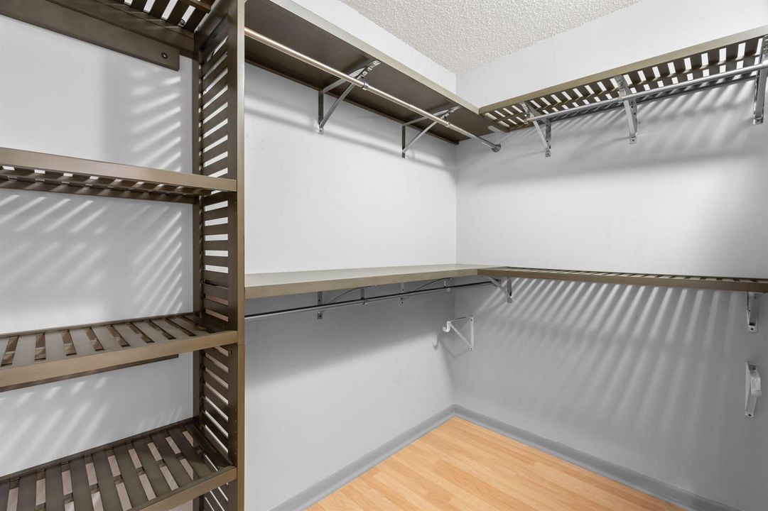 HUGE WALK-IN CLOSET