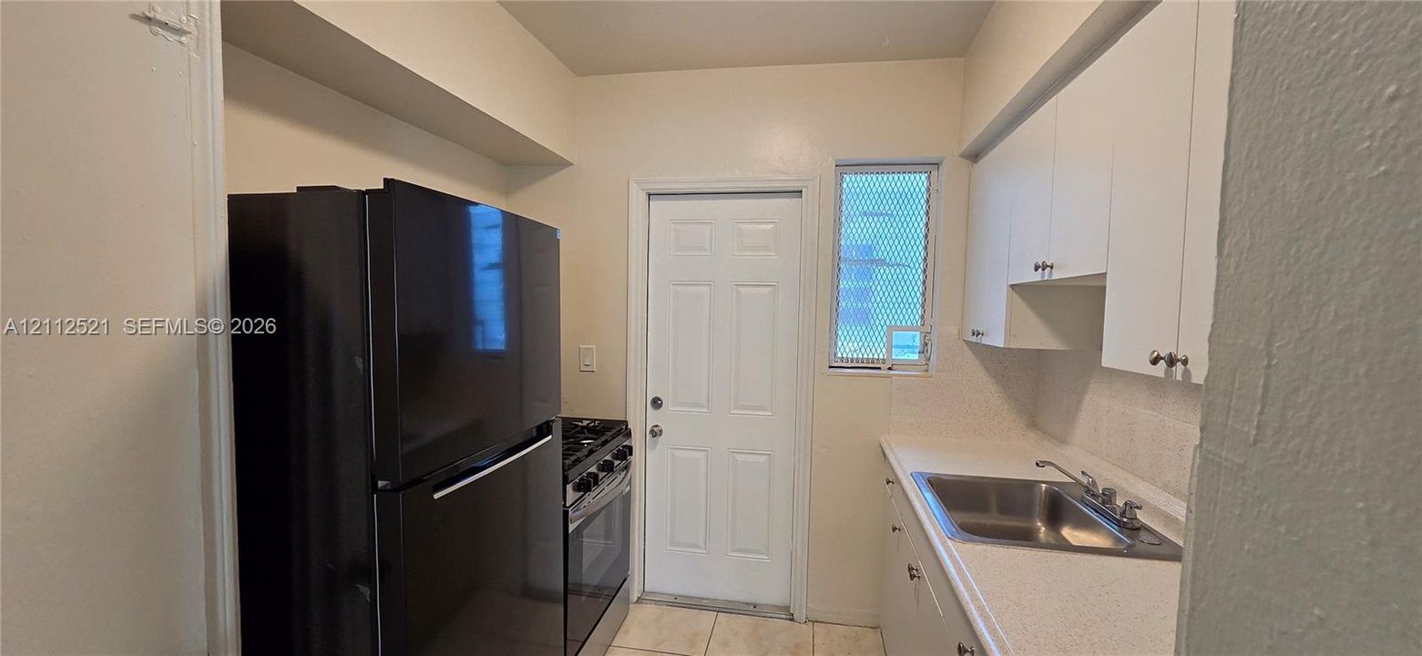 For Rent: $1,600 (1 beds, 1 baths, 3528 Square Feet)