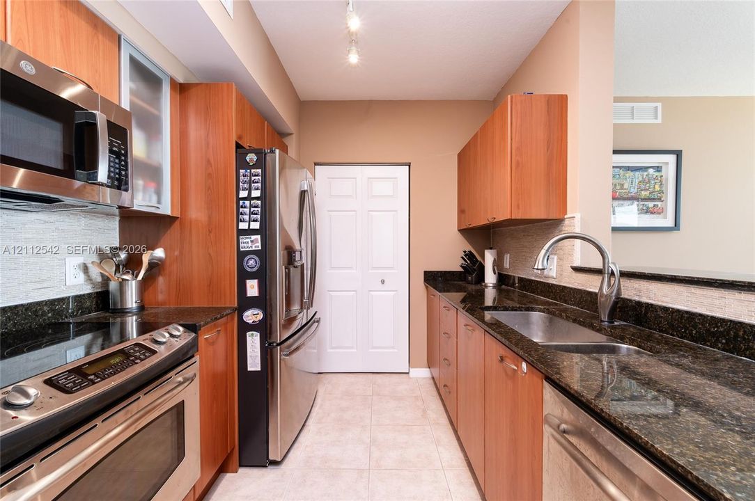 En Venta: $549,900 (2 camas, 2 baños, 1130 Pies cuadrados)