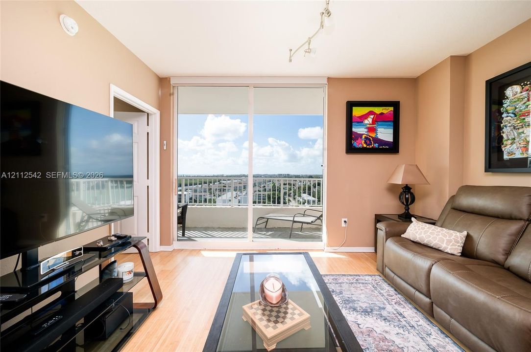 En Venta: $549,900 (2 camas, 2 baños, 1130 Pies cuadrados)