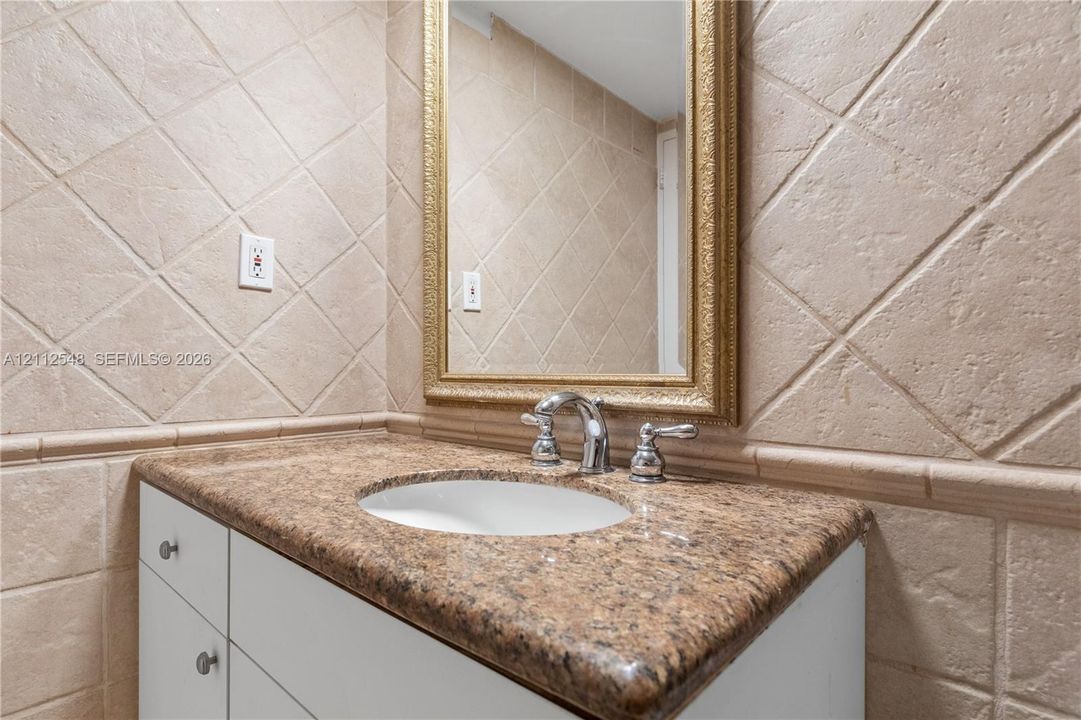 На продажу: $389,000 (2 спален, 2 ванн, 1030 Квадратных фут)