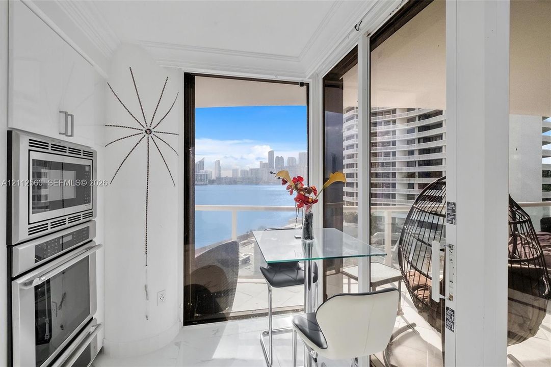 For Sale: $1,275,000 (2 beds, 2 baths, 1495 Square Feet)
