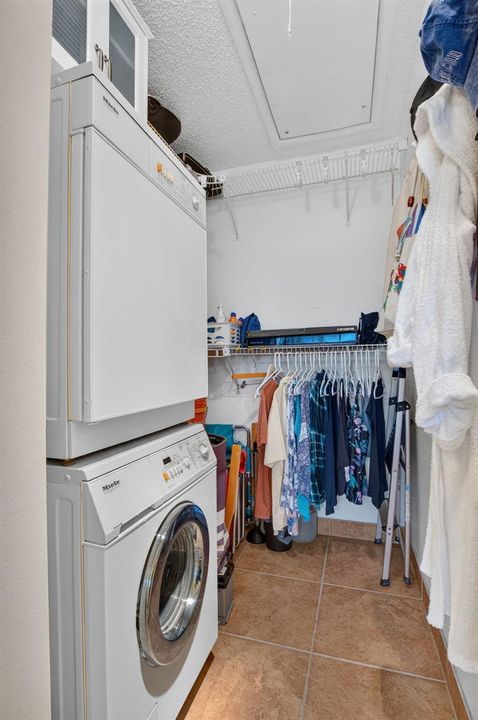 WASHER /DRYER/CLOSET