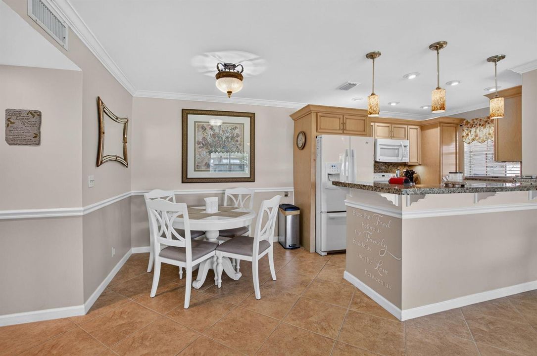 KITCHEN / DINING