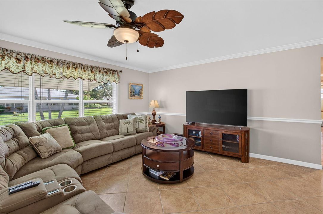 SPACIOUS LIVING ROOM
