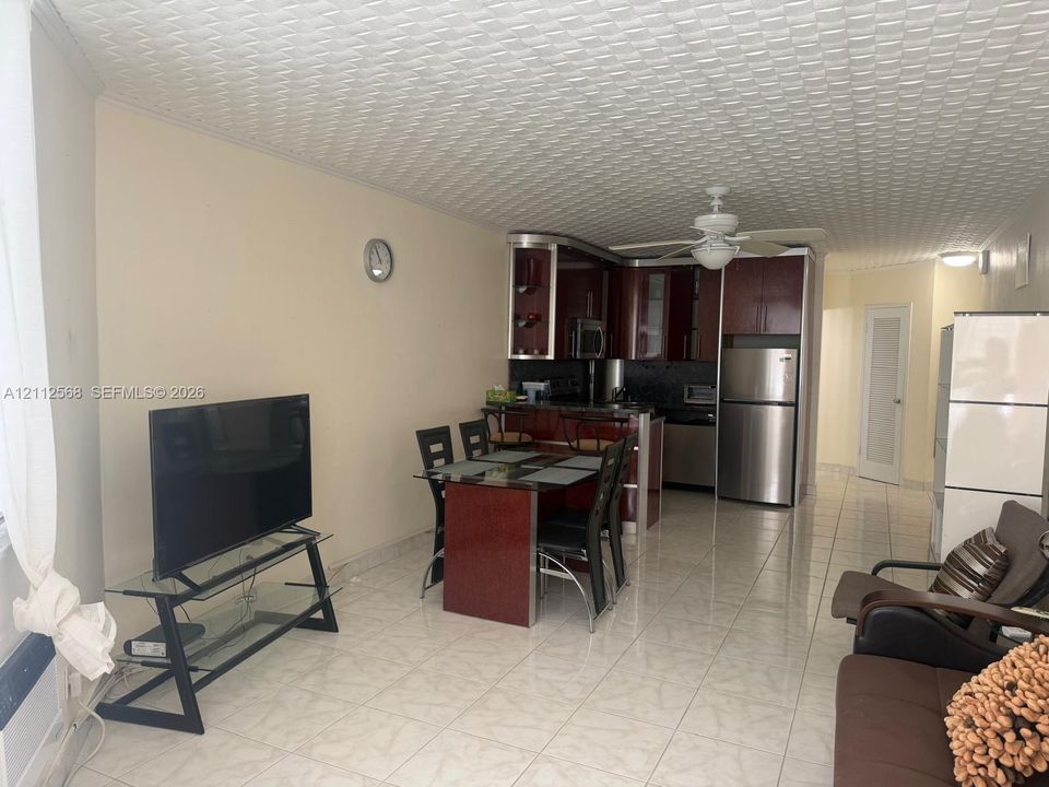 For Rent: $1,700 (1 beds, 1 baths, 878 Square Feet)