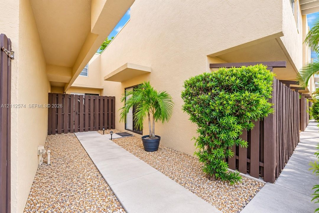 For Sale: $345,000 (3 beds, 2 baths, 952 Square Feet)