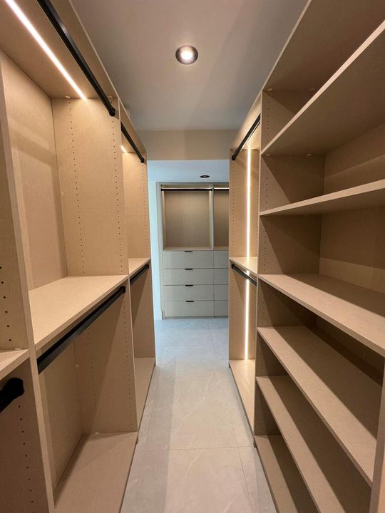 Walk in closet 2