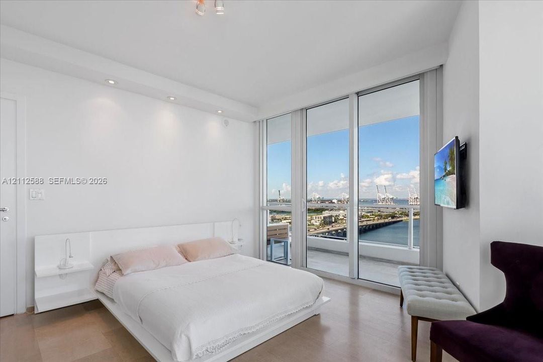 For Sale: $1,535,000 (2 beds, 2 baths, 1058 Square Feet)