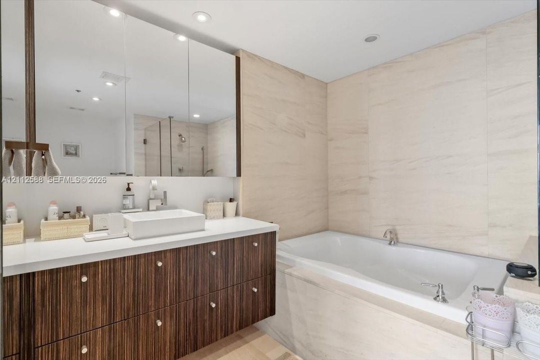 For Sale: $1,535,000 (2 beds, 2 baths, 1058 Square Feet)