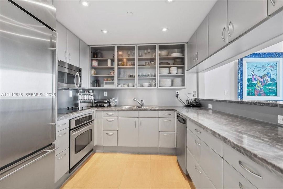 For Sale: $1,535,000 (2 beds, 2 baths, 1058 Square Feet)